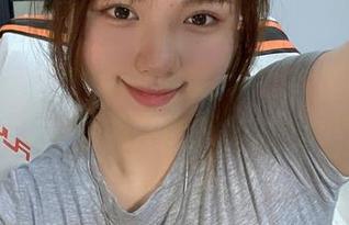 微密圈 - 葱油饼er的想象力：作品与jio的套图，像是在阁楼中拼凑美好。