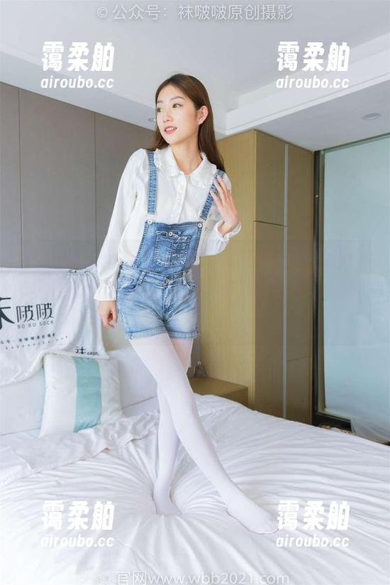 袜啵啵-小沫 袜啵啵 - 下载小沫的“厚白丝”花絮版:虽然没办法拖走你的忧愁,但至少能逗乐你!