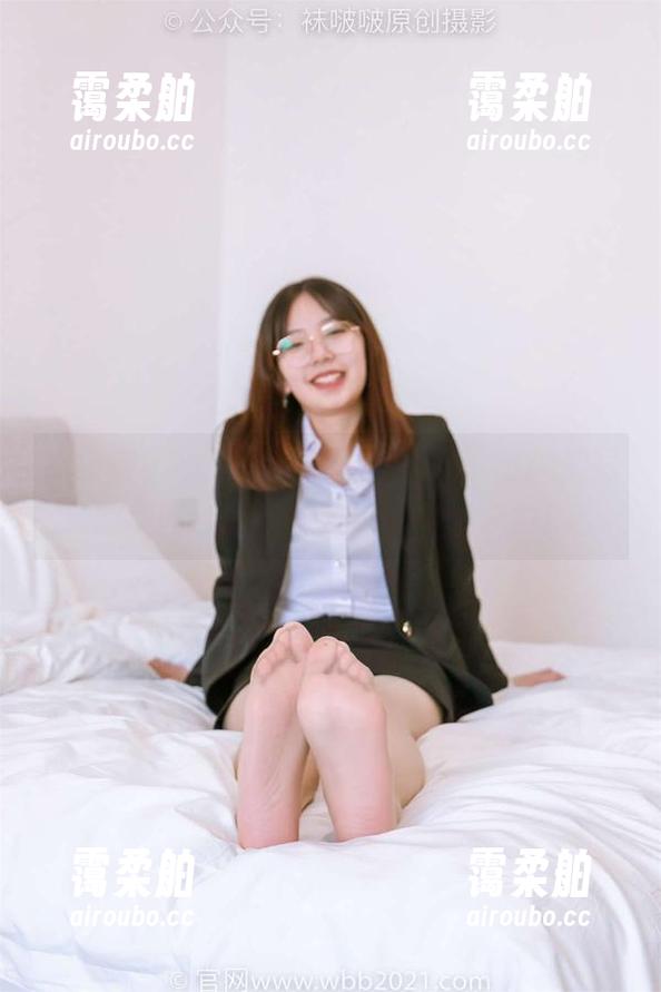 袜啵啵-小淳 袜啵啵 - 小淳的短肉丝组合拳,脚尖加固的美图合集——放纵你的想象力!