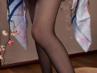 戴上滤镜的西尔酱高清“女友”照片，偏偏有种真实又虚幻的微妙平衡。