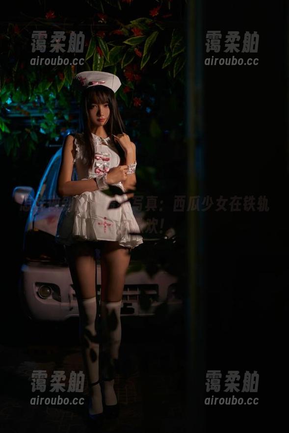 西瓜少女 怎样做到的?最新写真:西瓜少女在铁轨上撒欢!