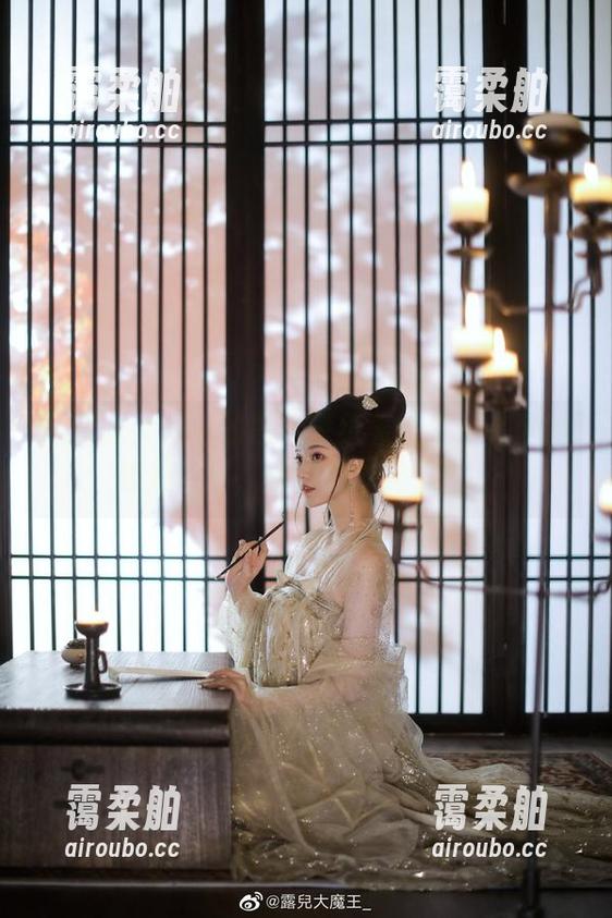 从露儿大魔王的黑色壁纸看人生：高清的就是生活，模糊的才是人生。