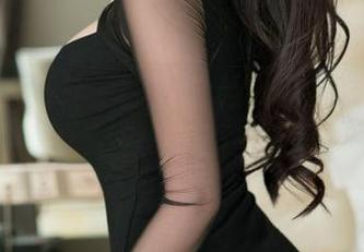 魅妍社 - 图片里的赵欢颜Jessica和奶牛，默默演绎了场“草原上的穿搭秀”。