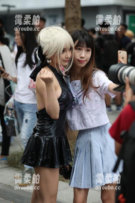魔镜街拍-曼曼 魔镜街拍 - 曼曼的全套职业装,有种回到“90年代广告”的复古feel。