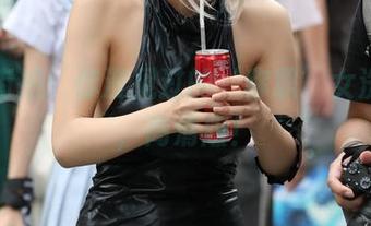 魔镜街拍：你没见过的‘称职’女洗车工，高清版！