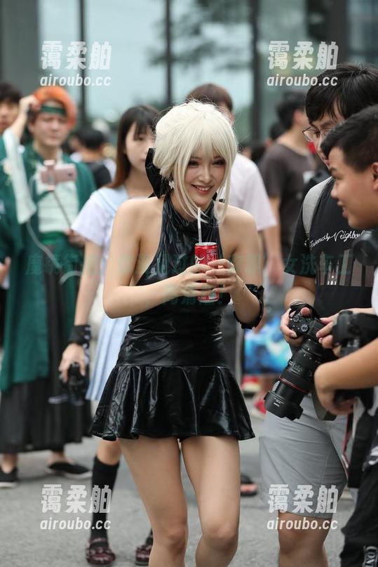 魔镜街拍 魔镜街拍:你没见过的‘称职’女洗车工,高清版!