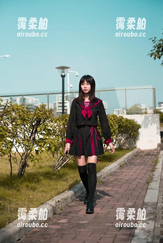 魔镜街拍 魔镜街拍套图:好吧,承认吧,蓝色牛仔热裤是夏天的标配。