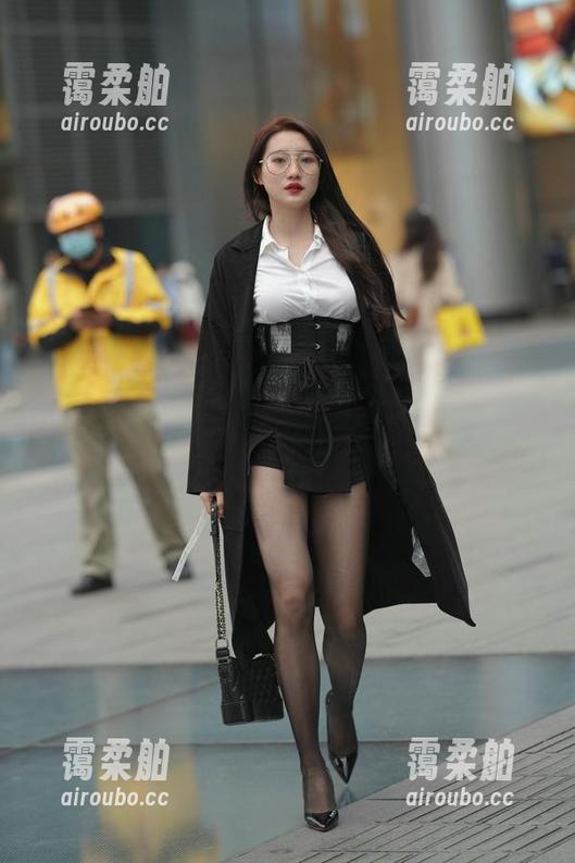 魔镜街拍 魔镜街拍的照片里,断线就跟围角上的一段剧情,一会儿撒娇一会儿冷淡