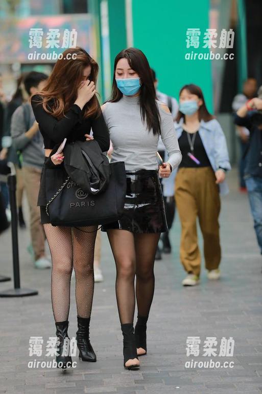 魔镜街拍——黑丝大长腿写真，明明是模特却像我的人生目标。