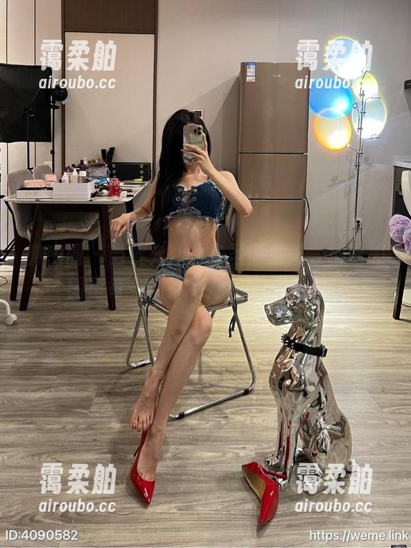 微密圈 - 当黎允熙化身圣诞女王，精选美图里每一帧都有她的霸气侧漏。